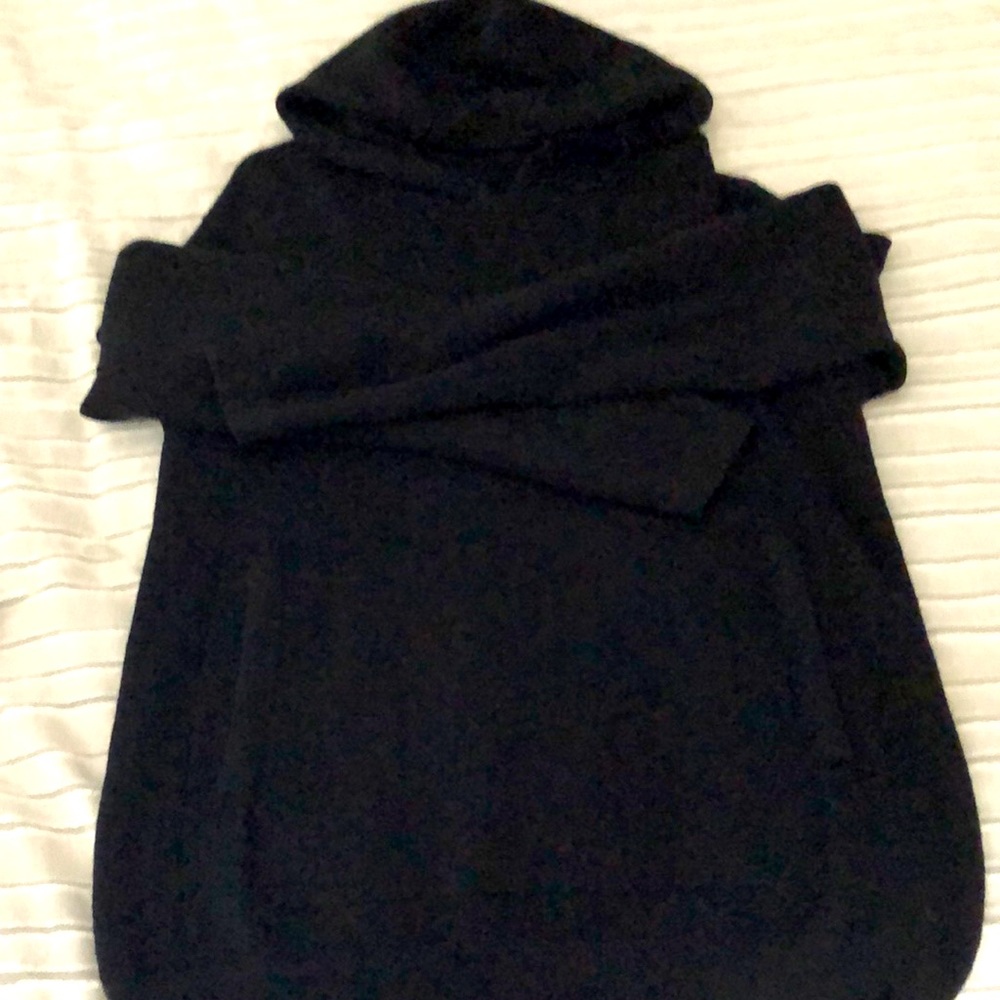 Black men’s sweater lulu lemon like new